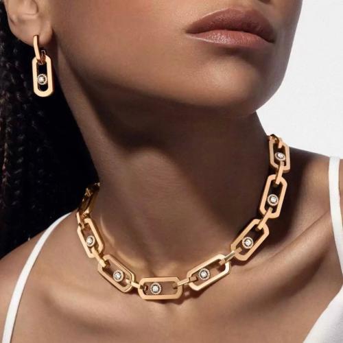 طقم مطلي من عقد وحلق مرصع بالألماس الصناعي