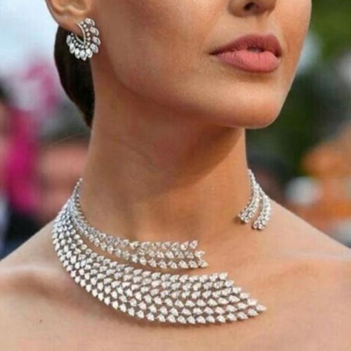 ( يتوفر بالطلب) طقم من عقد وحلق واسوار وخاتم مطلي...