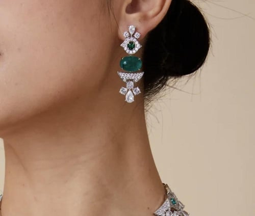 طقم الزمرد مكون من عقد وحلق مطلي ومرصع بالألماس ال...