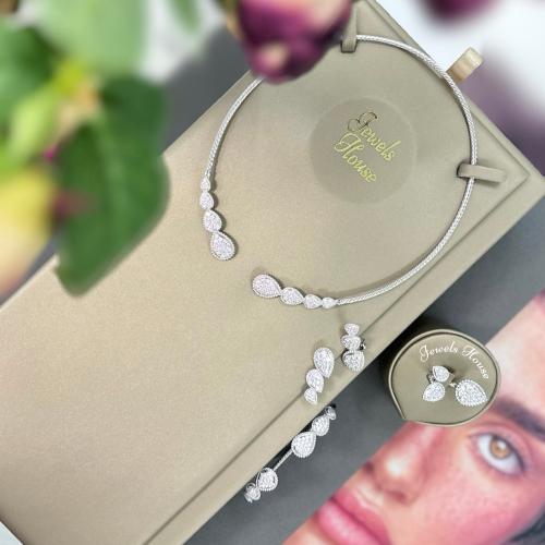 طقم مميز من عقد وحلق وخاتم واسوارمطلي ومرصع بالألم...