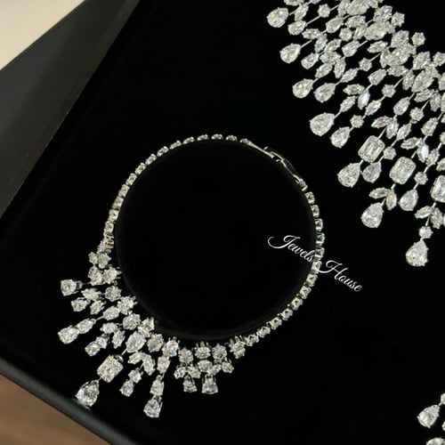 طقم فااخر من عقد وحلق وخاتم واسوار مطلي ومرصع بالأ...