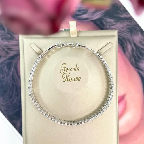 طقم من تشوكر وحلق وخاتم واسوار مطلي ومرصع بالألماس...