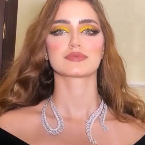 طقم من عقد وحلق مطلي ومرصع بالألماس الصناعي