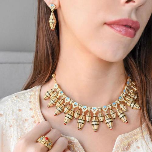 طقم بتفاصيل عربية مكون من عقد وحلق وخاتم مطلي ومرص...