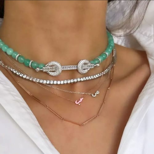 تشوكر مميز مزين بالاحجار ومرصع بالالماس الصناعي.