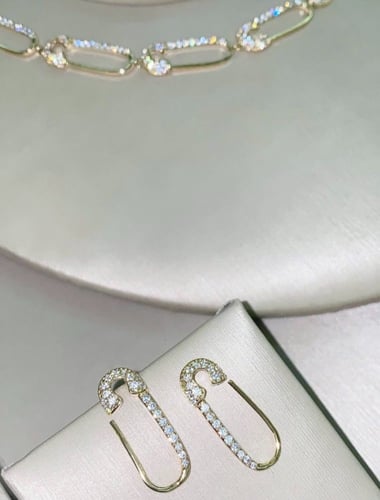 طقم من عقد وحلق مطلي ومرصع بالالماس الصناعي