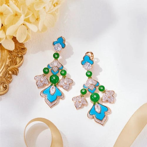 طقم من عقد وحلق مطلي ومرصع بالألماس الصناعي