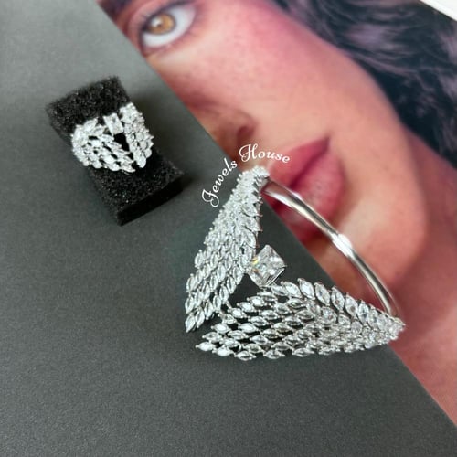 طقم فاخر من عقد وحلق واسوار وخاتم مطلي ومرصع بالأل...