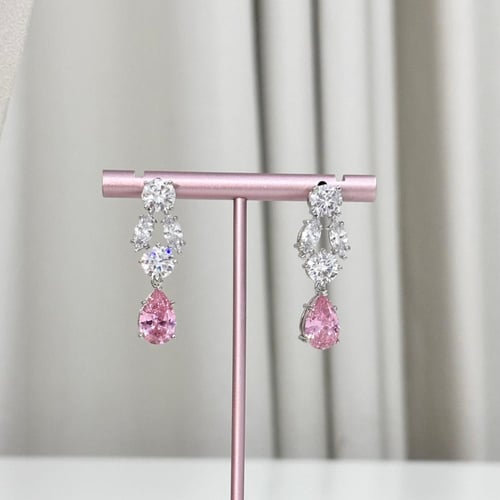 طقم من عقد وحلق مطلي ومرصع بالألماس الصناعي