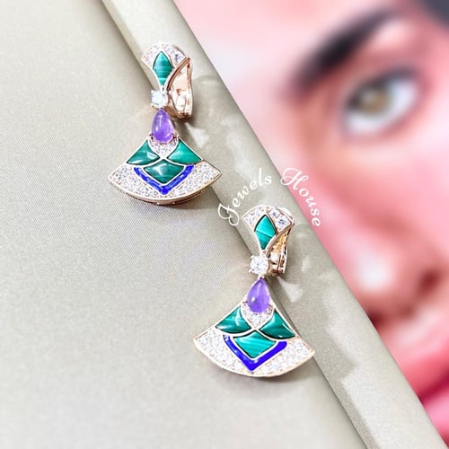 طقم فاخر من عقد وحلق مطلي ومرصع بالألماس الصناعي