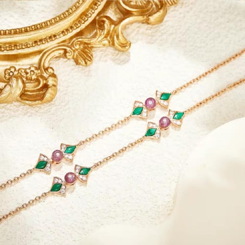 طقم فاخر من عقد وحلق مطلي ومرصع بالألماس الصناعي