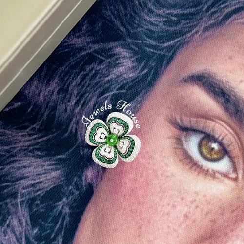 طقم من عقد وحلق مطلي ومرصع بالألماس الصناعي