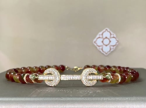 تشوكر مميز مزين بالاحجار ومرصع بالالماس الصناعي.