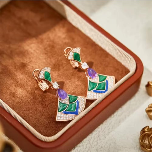 طقم فاخر من عقد وحلق مطلي ومرصع بالألماس الصناعي