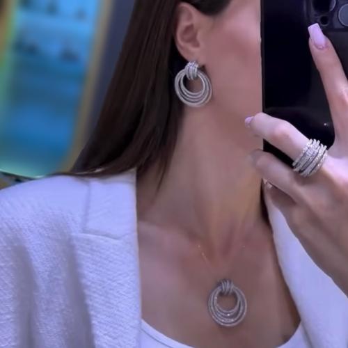 طقم من سلسال وحلق مطلي ومرصع بالألماس الصناعي