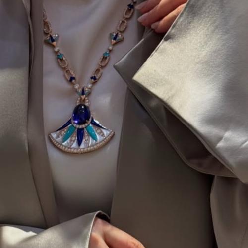 طقم من عقد وحلق مطلي ومرصع بالألماس الصناعي