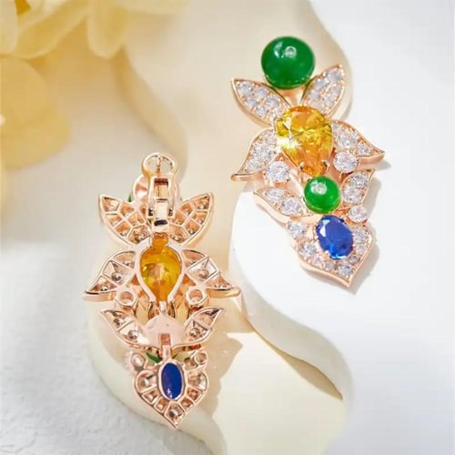 طقم من عقد وحلق مطلي ومرصع بالألماس الصناعي