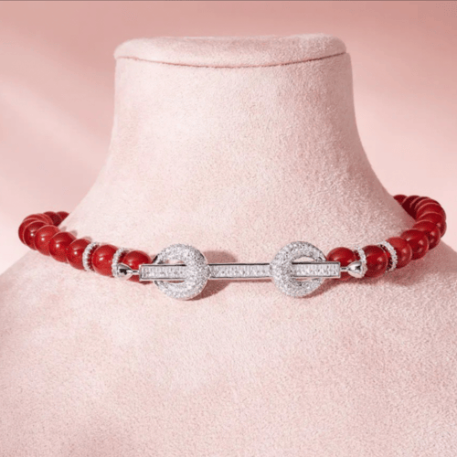 تشوكر مميز مزين بالاحجار ومرصع بالالماس الصناعي.