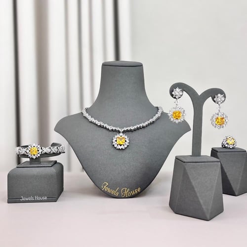 طقم يلو دايموند من عقد وحلق واسوار وخاتم فاخر مرصع...