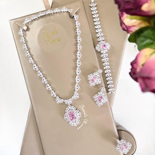 طقم فاخر مطلي ومرصع بالألماس الصناعي