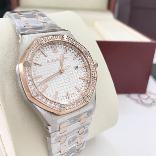 ساعة بتصميم الماس مرصعةبالألماس الصناعي