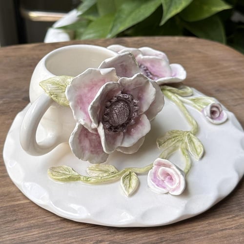 كوب الورود مع الصحن