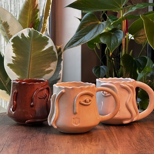 كوب الفن التجريدي