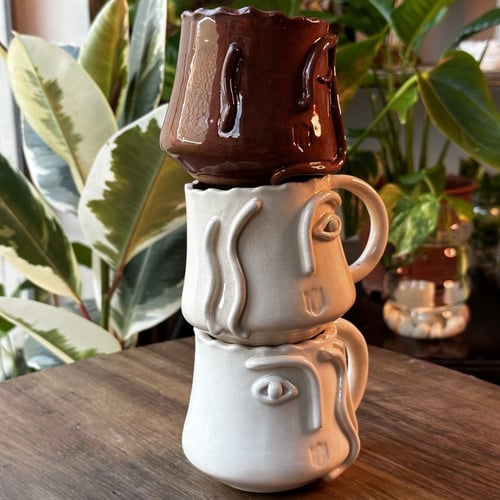 كوب الفن التجريدي