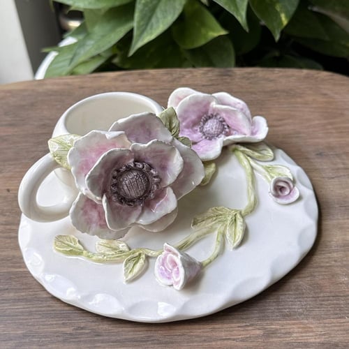 كوب الورود مع الصحن