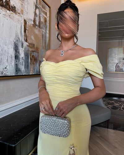 فستان سهرة أصفر مميز بأكمام كلفة مميزة
