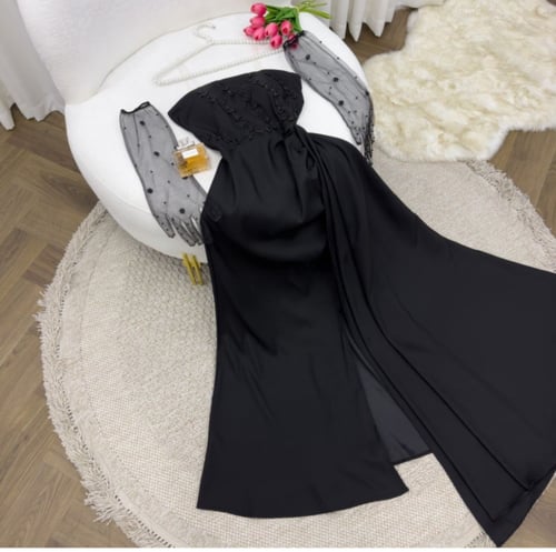 فستان اسود كلاسيكي مع اكمام