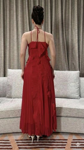 فستان احمر طويل بتصميم كسرات