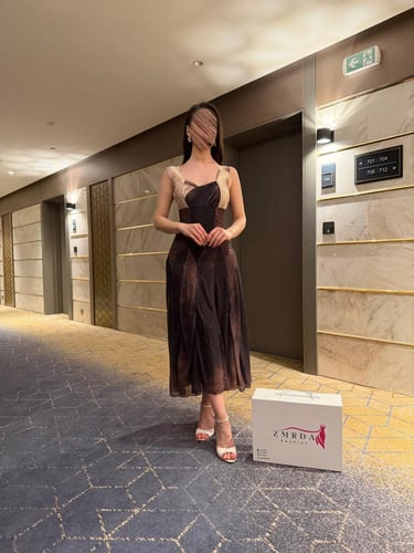 فستان ميدي بني بتصميم كلاسيكي لامع