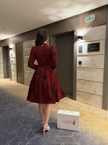 فستان عودي قصير بأكمام طويلة بخصر محدد