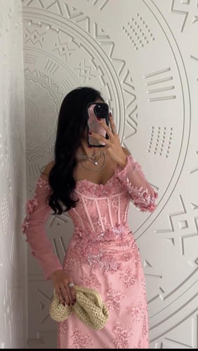 فستان سهرة بتطريز الورود مميز