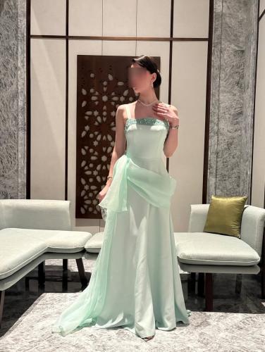 فستان مطرز تفاحي بشال انيق