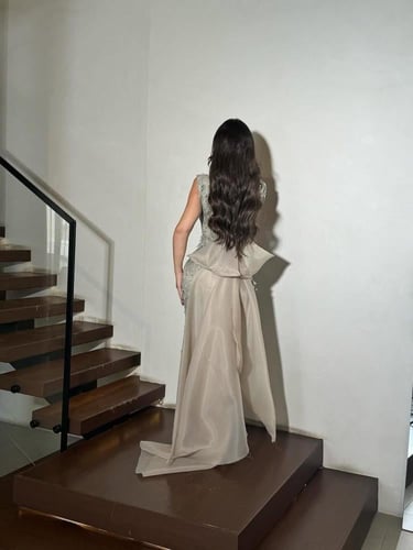 فستان سهرة بتطريز مورد