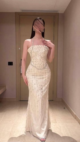 طقم قطعتين بتصميم انيق وكسرات انسيابية