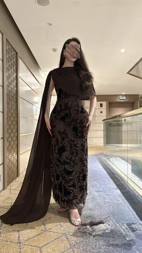 فستان سهرة بني بشال مميز