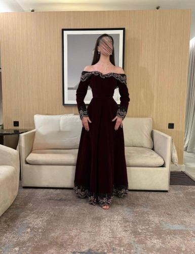 فستان عودي طويل تصميم اوف شولدر بحواف موردة