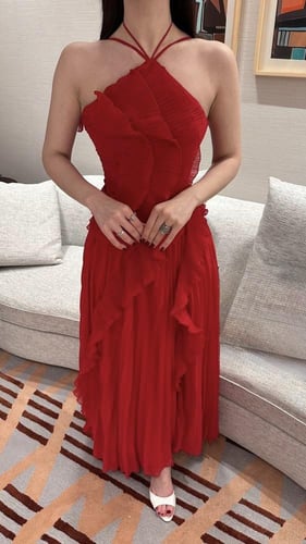 فستان احمر طويل بتصميم كسرات