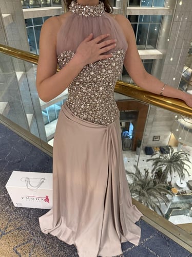 فستان سهرة طويل مطرز بتصميم جانبي مميز