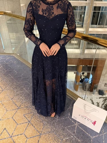 فستان سهرة كحلي دانتيل مطرز بأكمام طويلة