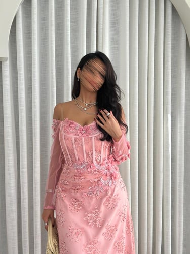 فستان سهرة بتطريز الورود مميز