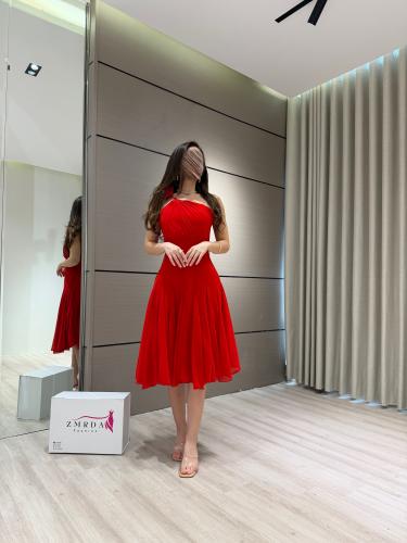 فستان احمر ناعم بتصميم كسرات انيقة