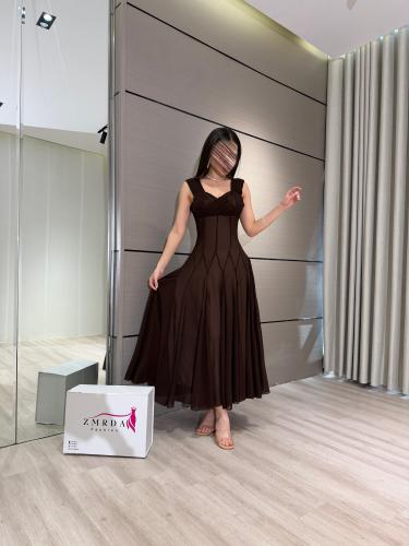 فستان بني انيق خامة شيفون بتصميم كسرات