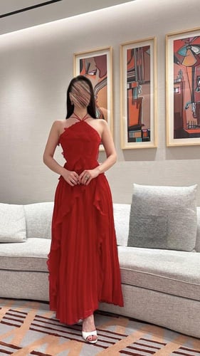 فستان احمر طويل بتصميم كسرات