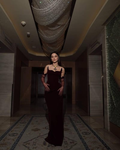 فستان عودي خامة جوخ باكمام مميزة