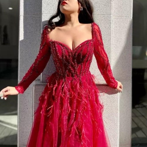 فستان سهرة باللون اسودّ احمر