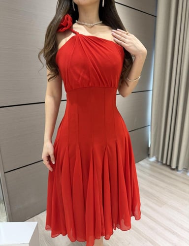 فستان احمر ناعم بتصميم كسرات انيقة